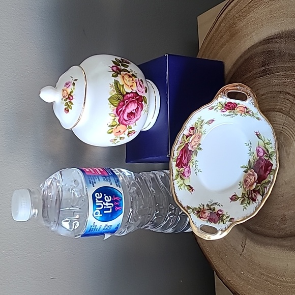 Vintage Duo: Royal Albert Old Country Roses vanity set - Picture 2 of 9
